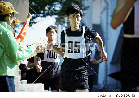 マラソン大会　給水所 32525645