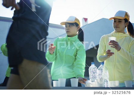 マラソン大会　給水所 32525676