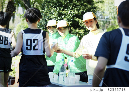 マラソン大会　給水所 32525713