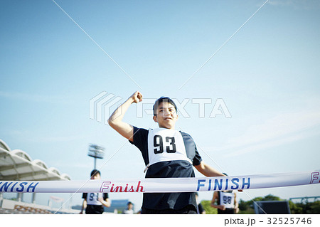 マラソン大会　ゴール 32525746
