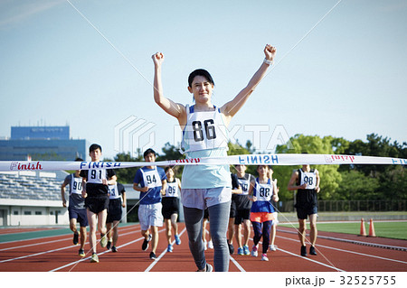 マラソン大会　ゴール 32525755