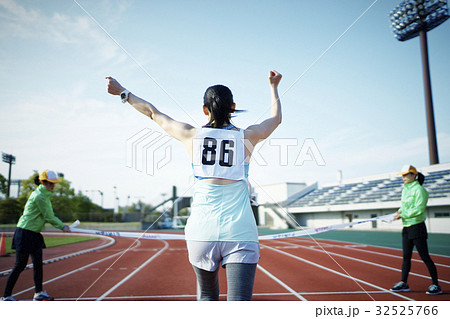 マラソン大会　ゴール 32525766