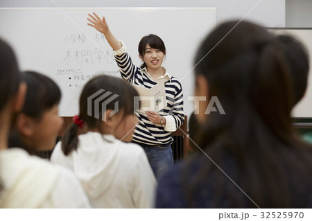 林間学校　説明する先生 32525970