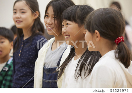 林間学校　説明を聞く小学生 32525975