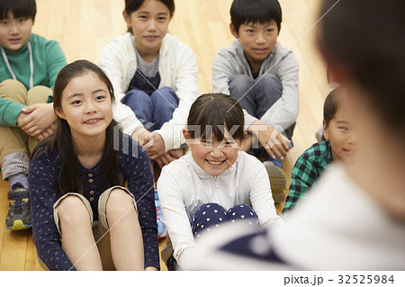林間学校　説明を聞く小学生 32525984