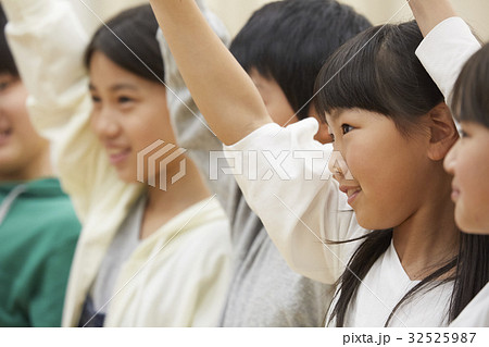 林間学校　説明を聞く小学生 32525987