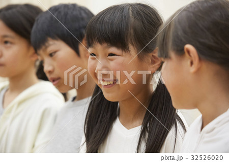 林間学校　説明を聞く小学生 32526020