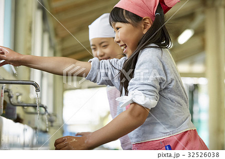 林間学校　手を洗う小学生 32526038