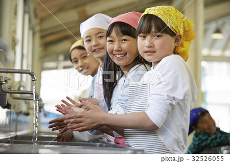林間学校　手を洗う小学生 32526055