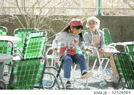 林間学校 休憩する小学生 林間学校 休憩する小学生 32526064