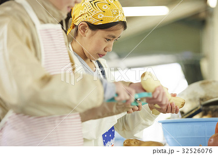 林間学校 料理する小学生 林間学校 料理する小学生 32526076