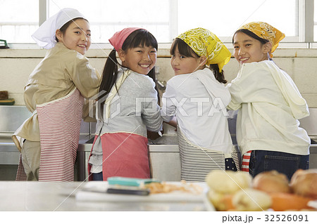 林間学校　手を洗う小学生 32526091