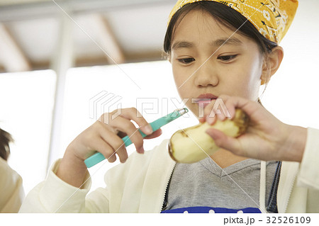 林間学校　料理する小学生 32526109