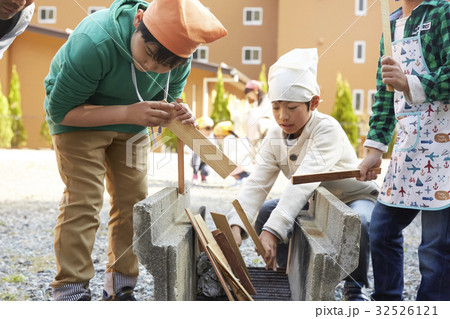 林間学校 火起こしする小学生 林間学校 火起こしする小学生 32526121