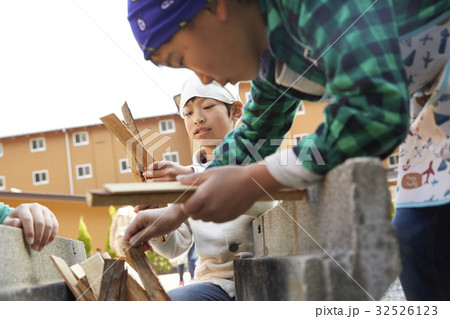 林間学校　火起こしする小学生 32526123