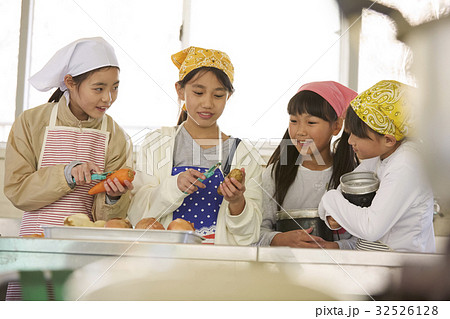 林間学校　料理する小学生 32526128