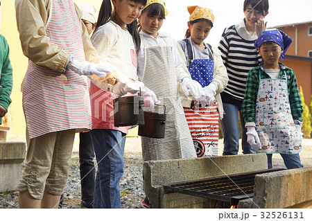 林間学校　料理する小学生 32526131