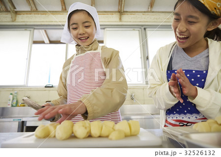 林間学校　料理する小学生 32526132
