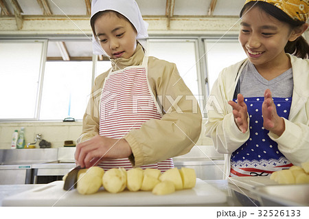 林間学校　料理する小学生 32526133