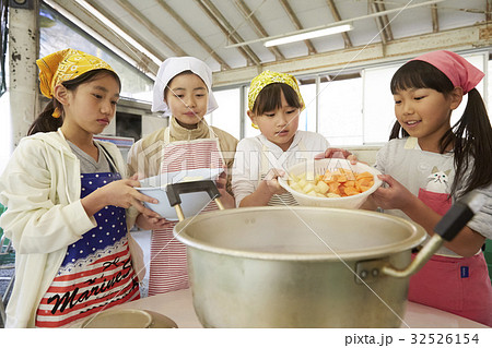 林間学校　料理する小学生 32526154