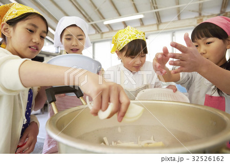 林間学校　料理する小学生 32526162