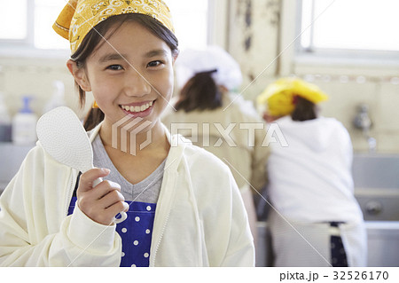 林間学校　料理する小学生 32526170