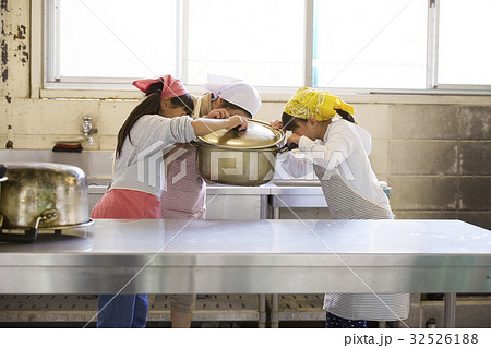 林間学校　料理する小学生 32526188