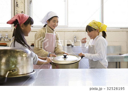林間学校　料理する小学生 32526195
