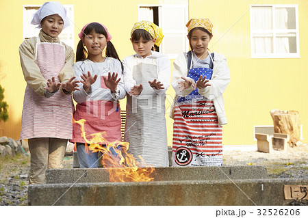 林間学校　火起こしする小学生 32526206