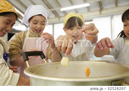 林間学校　料理する小学生 32526207