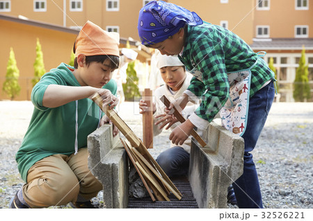 林間学校　火起こしする小学生 32526221