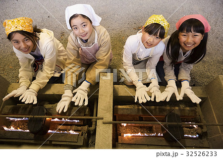 林間学校　火起こしする小学生 32526233