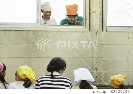 林間学校　料理する小学生 32526239