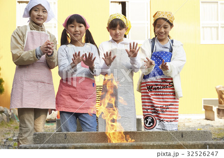 林間学校 火起こしする小学生 林間学校 火起こしする小学生 32526247