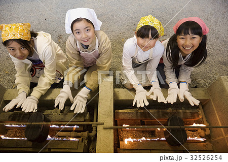 林間学校 火起こしする小学生 林間学校 火起こしする小学生 32526254