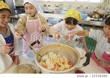林間学校 料理する小学生 林間学校 料理する小学生 32526260