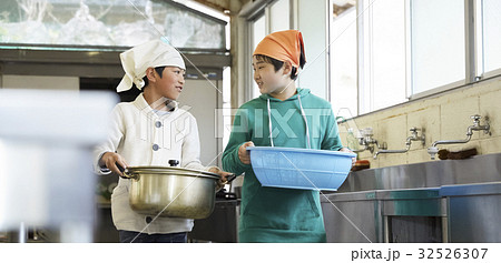 林間学校　料理する小学生 32526307