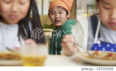 林間学校 食事する小学生 林間学校 食事する小学生 32526309