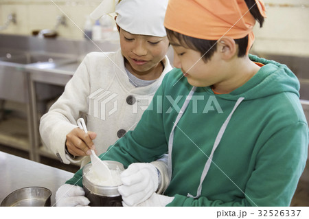 林間学校 料理する小学生 林間学校 料理する小学生 32526337