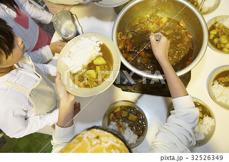 林間学校　料理する小学生 32526349