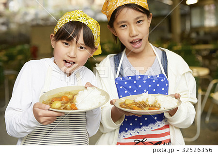 林間学校　料理する小学生 32526356