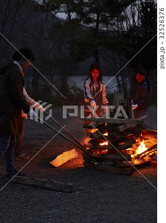 林間学校　キャンプファイヤー 32526376