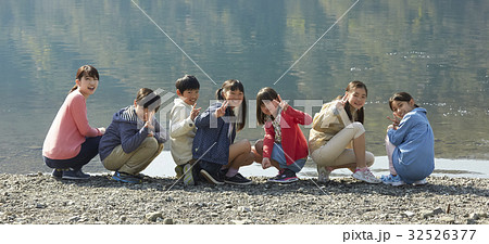 林間学校　料理する小学生 32526377