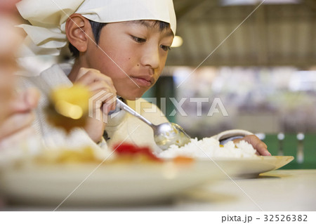 林間学校 食事する小学生 林間学校 食事する小学生 32526382