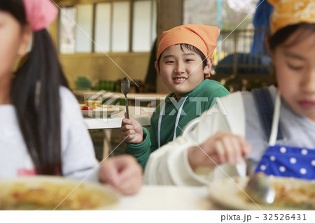 林間学校　食事する小学生 32526431