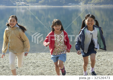 林間学校 遊んでいる小学生 林間学校 遊んでいる小学生 32526473