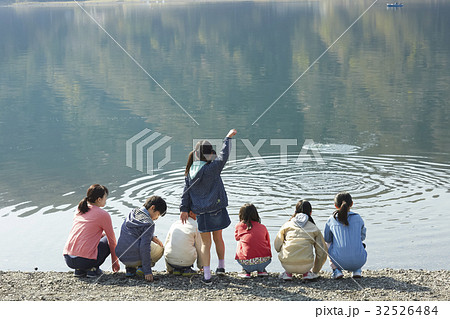 林間学校　遊んでいる小学生 32526484