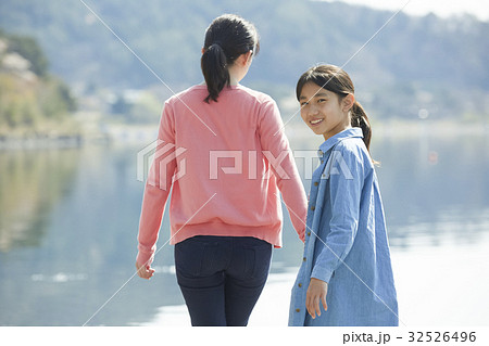 湖を歩く大人と子供 32526496