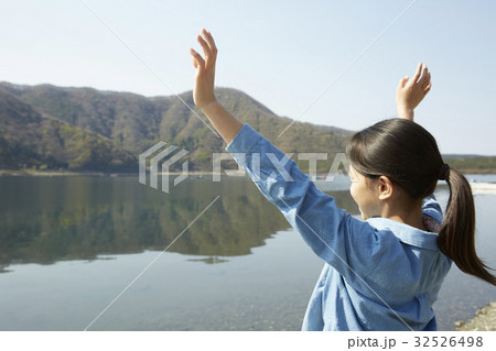 湖にいる子供 32526498