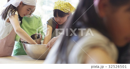 林間学校　料理する小学生 32526501